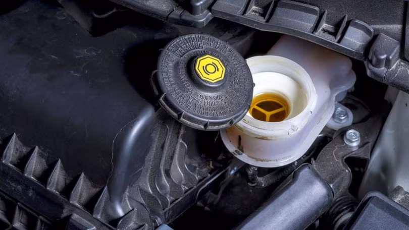 Hãy thay ngay dầu phanh sau khi mua xe cũ