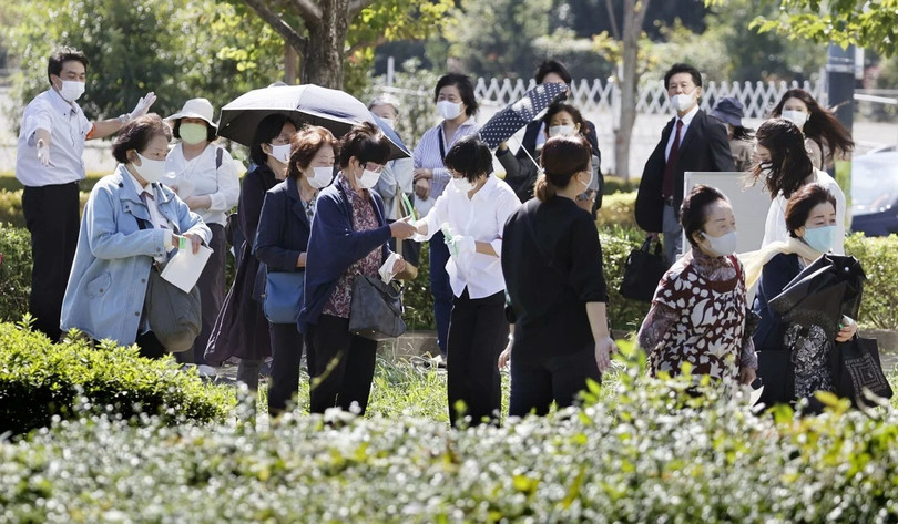 Người dân tập trung bên ngoài chi nhánh Tachikawa của Tòa án Quận Tokyo hôm thứ Tư (30/9) (Ảnh: Kyodo)