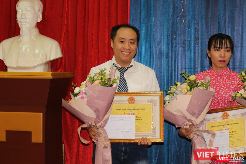 Nhà báo Lê Đăng Khoa (Tạp chí Điện tử VietTimes) nhận bằng khen