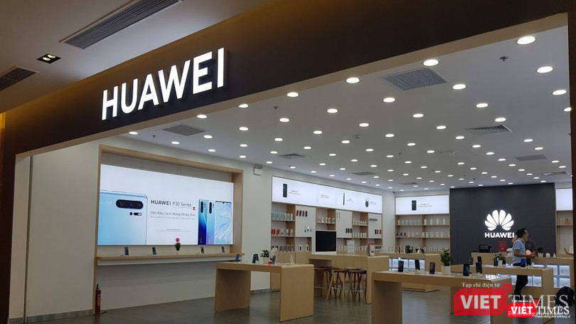 Một showroom của Huawei đặt tại một trung tâm thương mại lớn. Hầu như không có khách đến mua sắm