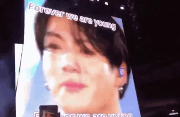 Jungkook vừa hát vừa bật khóc trước tình cảm của các ARMY