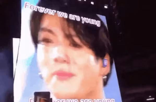 Jungkook vừa hát vừa bật khóc trước tình cảm của các ARMY