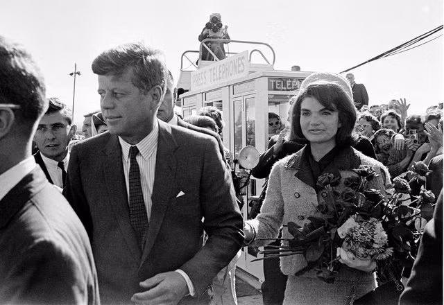 Tổng thống John F. Kennedy và phu nhân Jacqueline Kennedy được đám đông nhiệt liệt chào đón khi họ đến sân bay Dallas ngày 22/11/1963, vài giờ trước khi khi tổng thống bị ám sát (Ảnh AP) Tổng thống John F. Kennedy và phu nhân Jacqueline Kennedy được đám đông nhiệt liệt chào đón khi họ đến sân bay Dallas ngày 22/11/1963, vài giờ trước khi khi tổng thống bị ám sát (Ảnh AP)