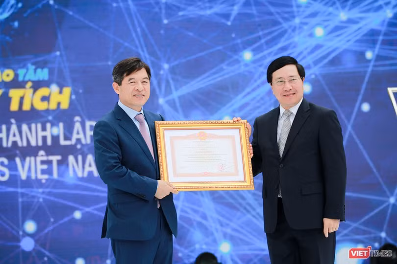 Phó Thủ tướng, Bộ trưởng Ngoại giao Phạm Bình Minh trao tặng hoa và bằng khen cho công ty Samsung Electronics tại lễ kỷ niệm 10 năm thành lập Samsung Electronics tại Việt Nam.