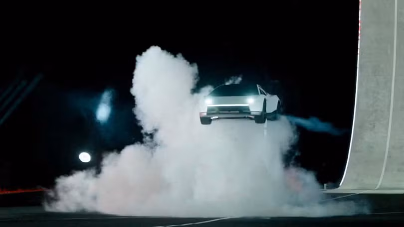 Tesla đã chính thức ra mắt chiếc Roadster sau gần một thập kỷ trì hoãn, kể từ lần đầu tiên giới thiệu phiên bản thế hệ tiếp theo của mẫu xe thể thao điện nguyên bản của hãng, tại một sự kiện ra mắt ở Waco, Texas, Mỹ, vào ngày 15/10, như trong hình ảnh tĩnh được trích từ video phát hành. Ảnh: Reuters.