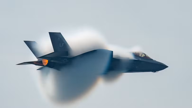 Đại úy Andrew "Dojo" Olson, phi công kiêm chỉ huy Đội bay F-35 Heritage, thực hiện màn bay tốc độ cao trong Triển lãm Hàng không Quốc tế Canada tại Toronto, ngày 1/9/2018. Ảnh: Reuters.