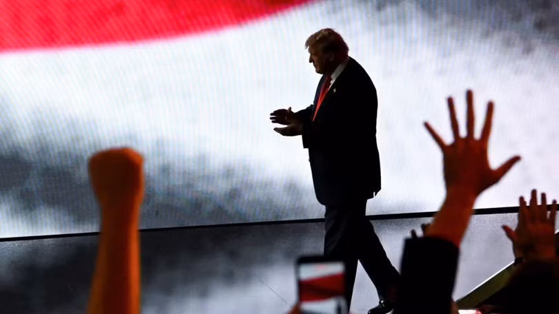 Tỷ lệ ủng hộ ông Trump lao dốc ngay trước kỳ bầu cử giữa nhiệm kỳ quan trọng. Ảnh: PBS.