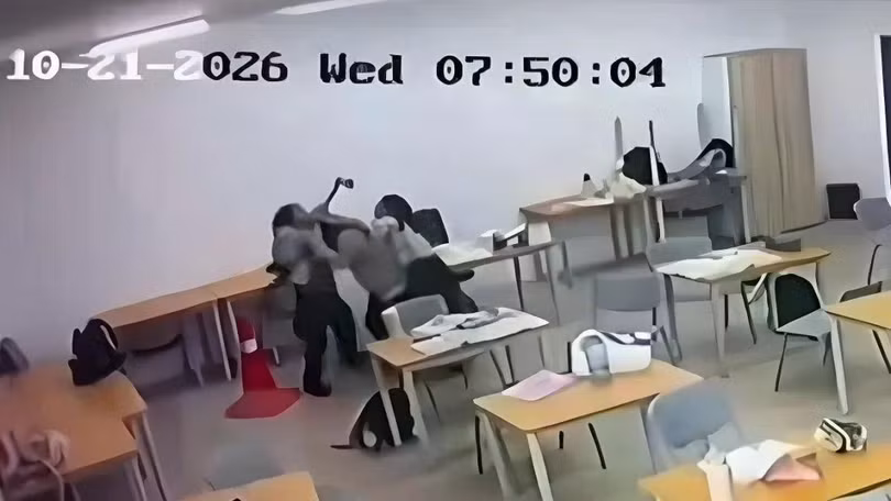 Ảnh chụp màn hình từ đoạn video được chia sẻ trên Reddit cho thấy một nam sinh 16 tuổi bị khống chế trong vụ tấn công ở Sarawak, Malaysia, hôm 21/10. Ảnh: Reddit.