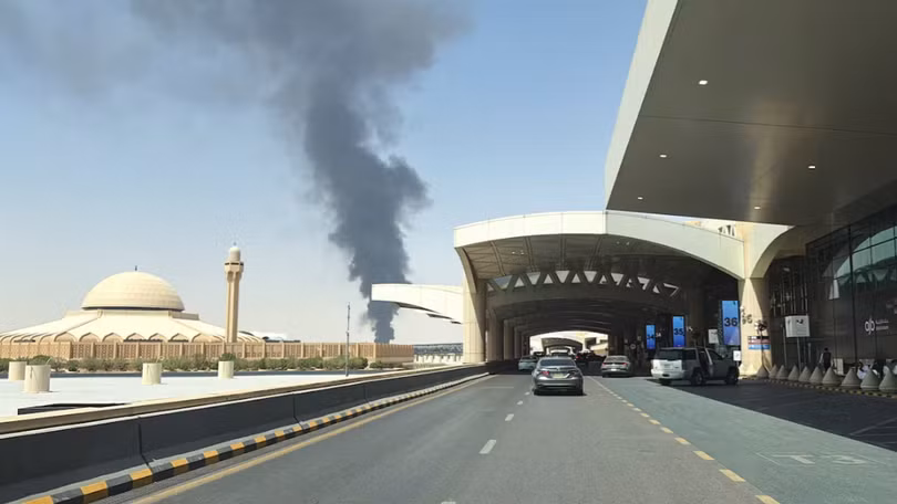 Cột khói đen lớn bốc lên từ kho chứa nhiên liệu tại Sân bay Quốc tế King Khalid, ở Riyadh, Arab Saudi, ngày 19/9. Ảnh: Reuters.
