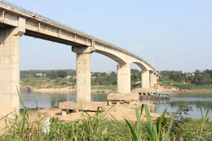Thủ tướng yêu cầu làm cầu phao qua sông Lô trong 2 ngày