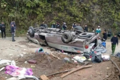 Xe chở đoàn thiện nguyện bị lật, 9 người tử vong