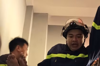 Giải cứu nam thanh niên mắc kẹt thang tời chở hàng