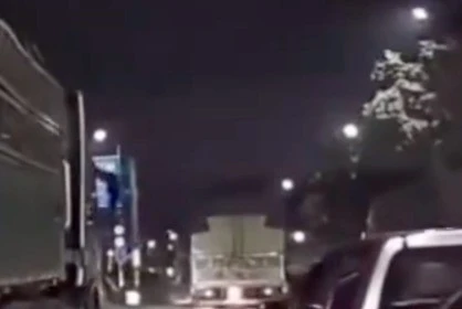 Bị ô tô bán tải tạt đầu, tài xế xe máy chở phụ nữ và trẻ em ngã sát xe đầu kéo