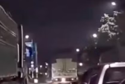 Bị ô tô bán tải tạt đầu, tài xế xe máy chở phụ nữ và trẻ em ngã sát xe đầu kéo