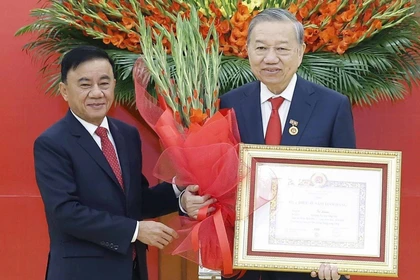 Tổng bí thư Tô Lâm nhận Huy hiệu cao quý của Đảng