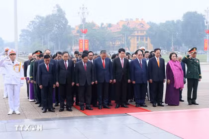 Lãnh đạo Đảng, Nhà nước vào Lăng viếng Chủ tịch Hồ Chí Minh. Ảnh: TTXVN.