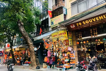 Vỉa hè không chỉ là chỗ để thu phí