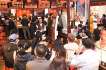 Nhiều khách hàng tranh thủ đi mua vàng, bạc sớm trước ngày vía Thần Tài. Ảnh: BTMC.