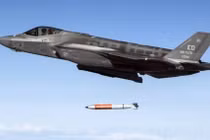 Máy bay F-35 và hình ảnh một vụ nổ hạt nhân. Ảnh: MW.