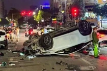 Lexus tông liên tiếp nhiều phương tiện rồi lật ngửa