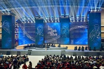 Nhiều khán giả bức xúc khi Ban tổ chức bất ngờ thông báo show "Về đây bốn cánh chim trời" bị hoãn.