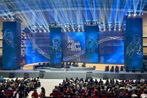 Nhiều khán giả bức xúc khi Ban tổ chức bất ngờ thông báo show "Về đây bốn cánh chim trời" bị hoãn.