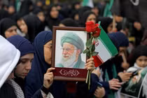 Người dân ở Tehran, Iran cầm ảnh chân dung của ông Khamenei. Ảnh: Getty.