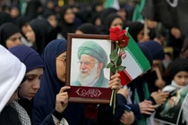 Người dân ở Tehran, Iran cầm ảnh chân dung của ông Khamenei. Ảnh: Getty.