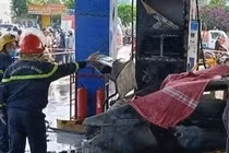 Hiện trường vụ cháy khiến 2 người chết, ô tô bị hư hỏng nặng.