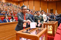 Các đại biểu bỏ phiếu bầu 200 Ủy viên Trung ương.