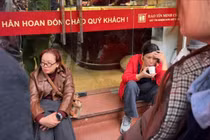 Giá vàng lập đỉnh, khách xếp hàng từ sáng tới chiều để mua