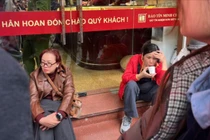 Giá vàng lập đỉnh, khách xếp hàng từ sáng tới chiều để mua