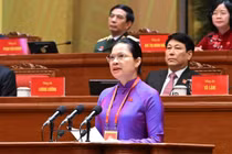 Bà Hà Thị Nga trình bày tham luận về phát huy sức mạnh đại đoàn kết toàn dân tộc - nền tảng và động lực quan trọng thực hiện thắng lợi các mục tiêu phát triển đất nước trong kỷ nguyên mới".