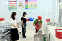 Các đối tượng trong đường dây giết mổ, tiêu thụ thịt lợn bệnh trên địa bàn TP Hà Nội. Ảnh: Công an Hà Nội