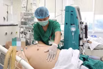 Vì sao sốt xuất huyết đặc biệt nguy hiểm với người bệnh nền?