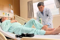 Việt kiều Anh thoát nguy cơ liệt sau 24 giờ mổ ở BV Việt Đức