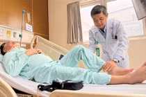 Việt kiều Anh thoát nguy cơ liệt sau 24 giờ mổ ở BV Việt Đức