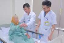 Gãy xương đùi ở tuổi 104: Ca thay khớp háng hiếm gặp