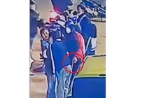 Nam thanh niên bị tông xe khi qua đường, điện thoại không cánh mà bay