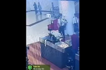 Đi siêu thị mua đồ, nữ điều dưỡng lao tới cứu người bảo vệ ngừng tim