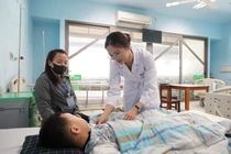  Cháu bé 5 tuổi thủng ruột vì nam châm đồ chơi