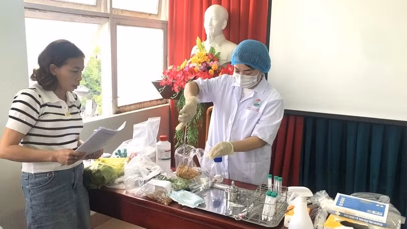 tap-huan-ky-thuat-lay-mau-kiem-nghiem-phuc-vu-dieu-tra-vu-ngo-doc-thuc-pham-7915.jpg