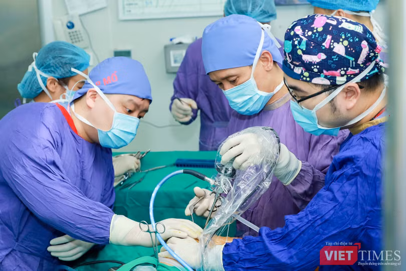 vt-pgs-khanh-phau-thuat-thay-khop-hang.jpg