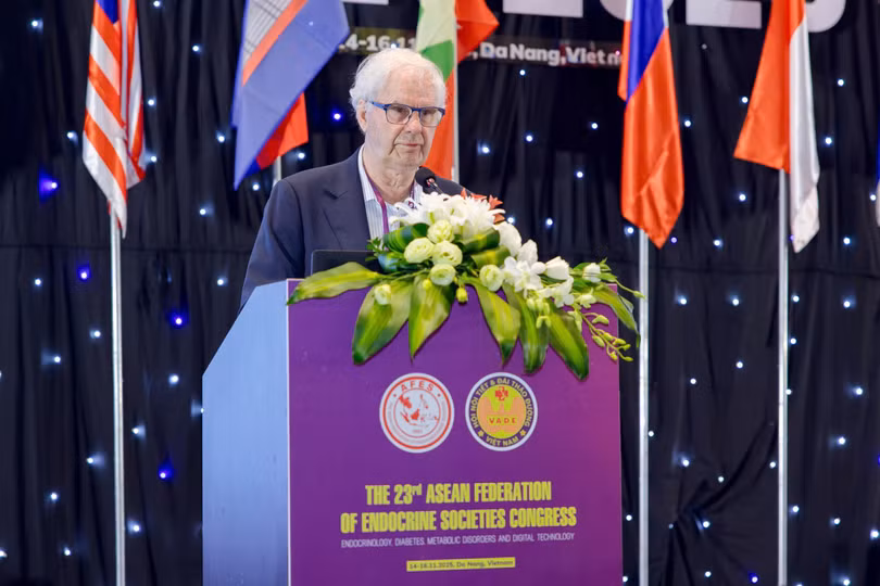 gstsbs-tony-cunningham-chu-nhiem-bo-mon-vac-xin-vien-truyen-nhiem-sydney-dai-hoc-sydney.jpg