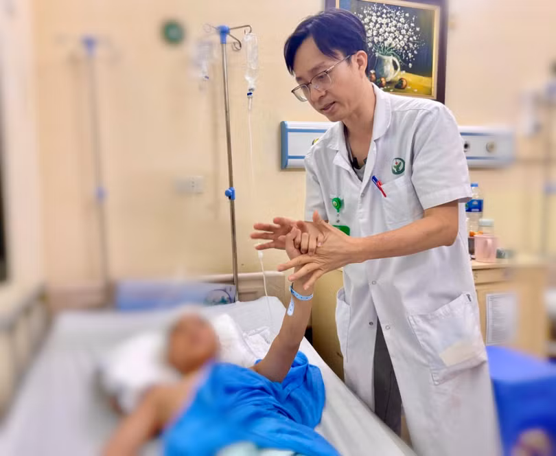 TS.BS Bùi Huy Mạnh và cháu bé sau ca phẫu thuật thành công