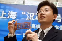 Giáo sư Trần Tiến và chip "Hanxin", thực chất là chip của Motorola được thay nhãn, trong vụ bê bối điển hình của gian lận khoa học ở Trung Quốc . Ảnh: Sina. 