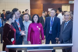 Chủ tịch Ủy ban Trung ương Mặt trận Tổ quốc Việt Nam Bùi Thị Minh Hoài đến dự Đại hội và tham quan gian trưng bày tại Đại hội IX Liên hiệp Hội Việt Nam.