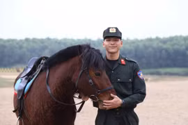 Trung úy Đặng Xuân Hoạt và chú ngựa màu hung đỏ mang tên Red.