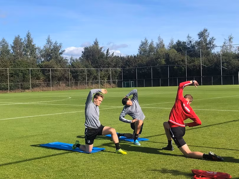 Văn Hậu liệu có thành công tại Heerenveen? ảnh 1 Cùng ra sân với anh còn có một tân binh khác là tuyển thủ đội Croatia Alen Halihovic. Ba thầy trò đã cùng khởi động bằng bài chạy xung quanh sân rồi sau đó tập nhẹ. Ảnh CLB.