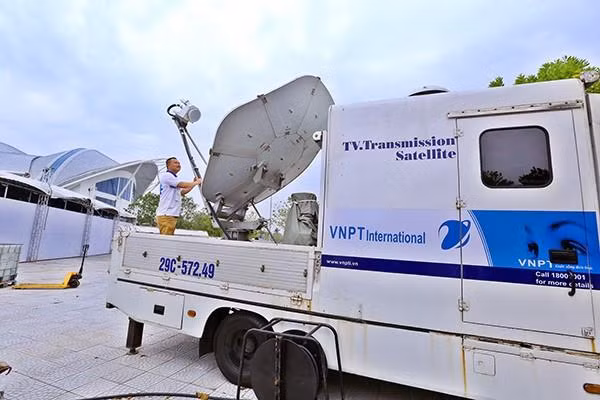 Xe thu phát sóng tín hiệu vệ tinh tại Trung tâm báo chí phục vụ Hội nghị Thượng đỉnh Mỹ - Triều lần 2. Xe thu phát sóng tín hiệu vệ tinh tại Trung tâm báo chí phục vụ Hội nghị Thượng đỉnh Mỹ - Triều lần 2.